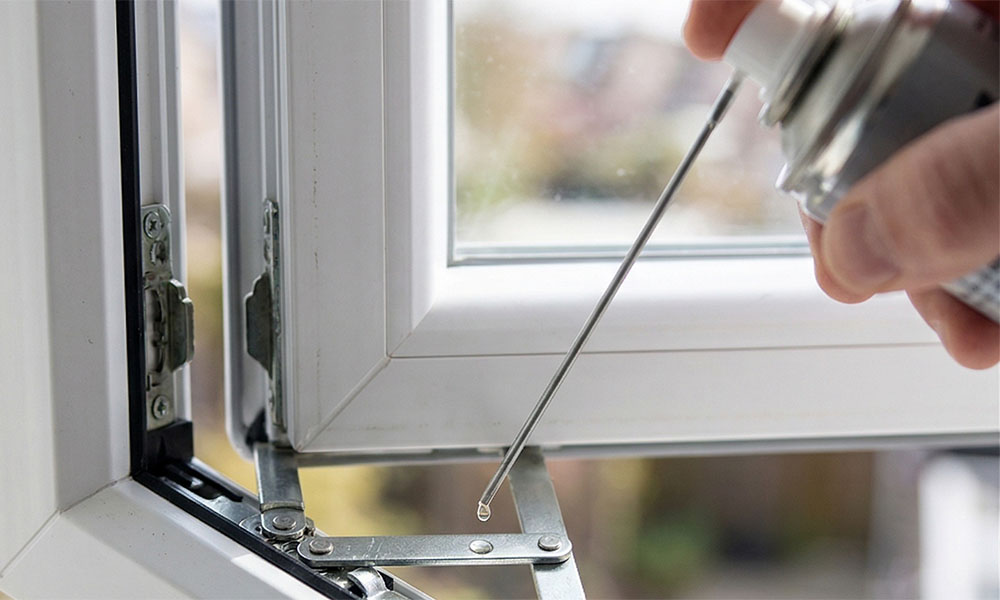 Смазка металлической фурнитуры и петель пластикового окна ПВХ силиконовым спреем